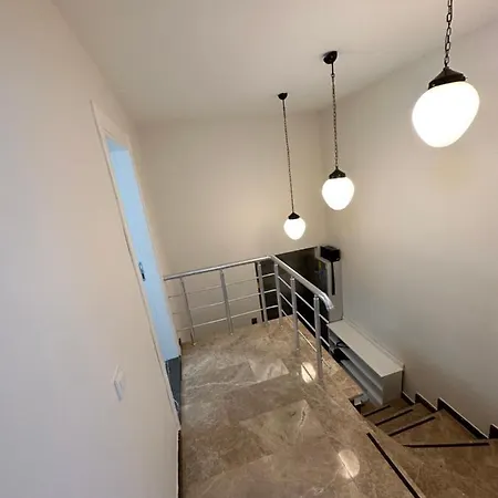 Lägenhet 3+2 House